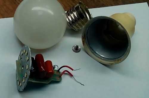 LED-лампа с драйвером на госящем конденсаторе.