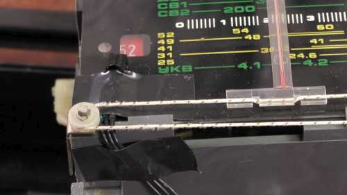Крепление ИК-приемника на шкале с помощью изоленты.