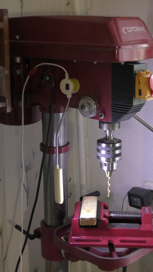 Установка светодиодной лампы с магнитном держателе на станке «Сорокин».